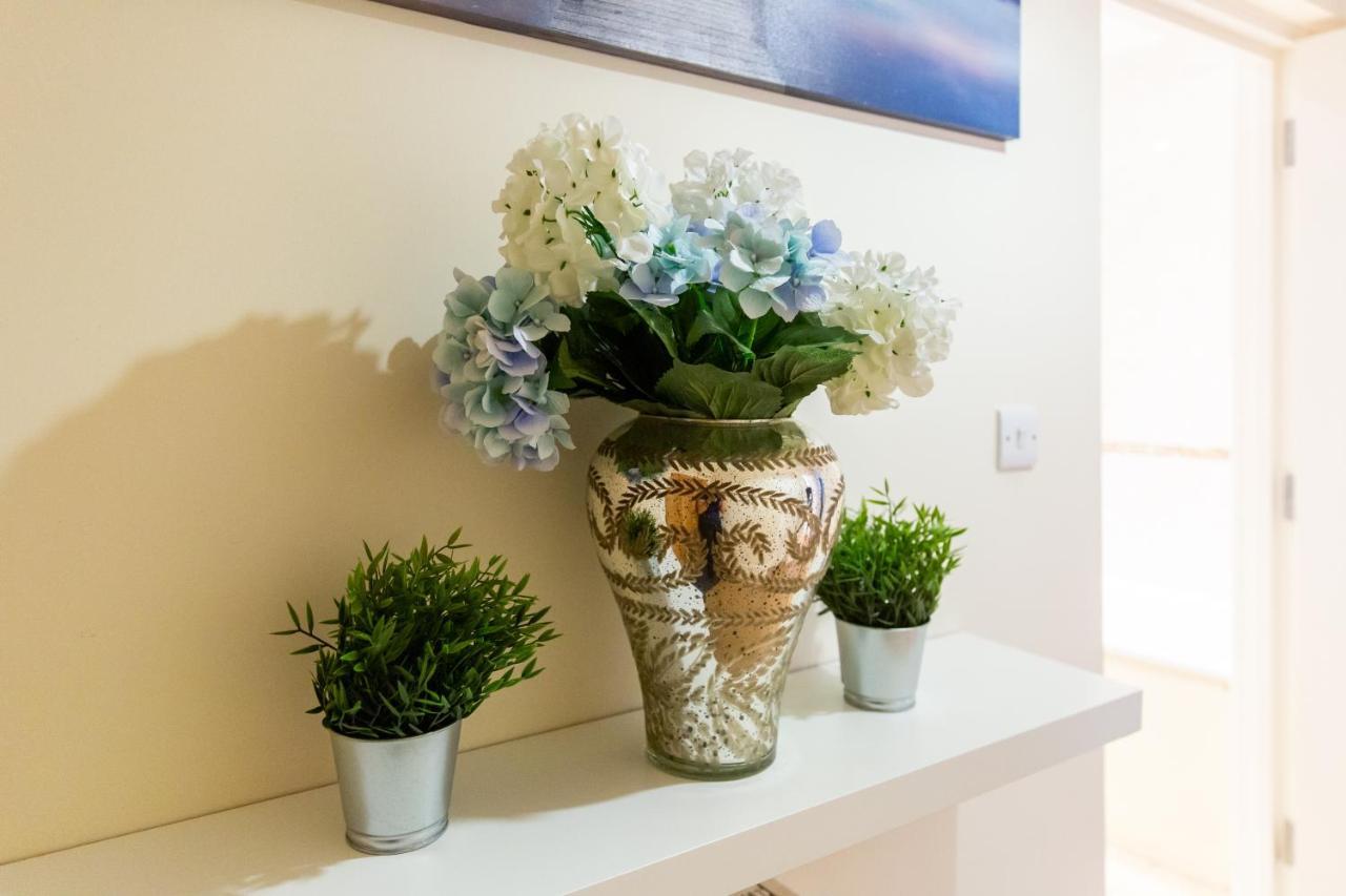 1-Bedroom Apartment With Balcony, ฮอดส์ดัน ภายนอก รูปภาพ