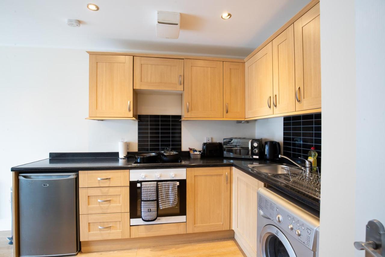 1-Bedroom Apartment With Balcony, ฮอดส์ดัน ภายนอก รูปภาพ