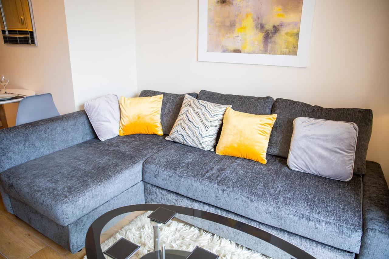 1-Bedroom Apartment With Balcony, ฮอดส์ดัน ภายนอก รูปภาพ