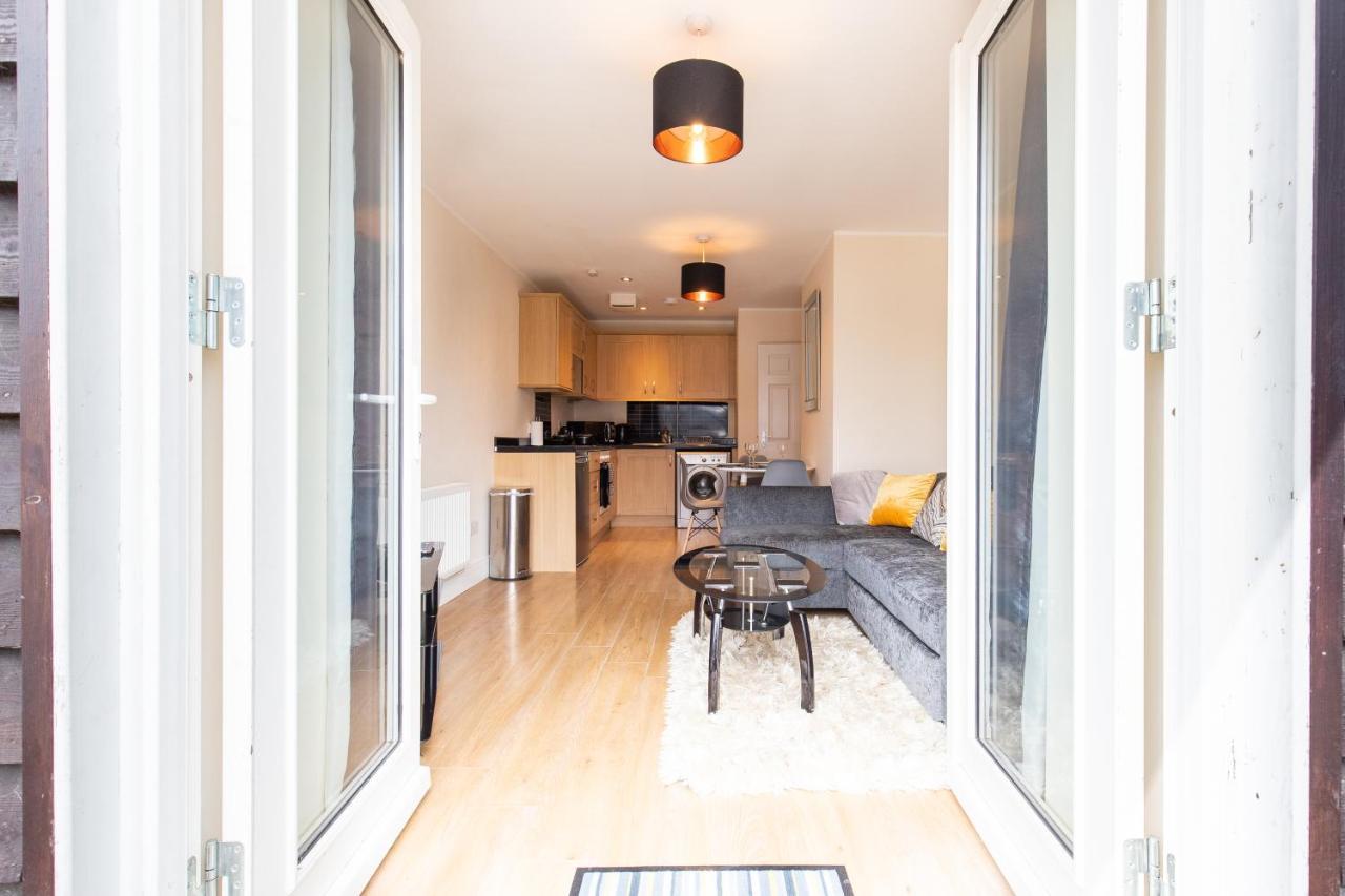 1-Bedroom Apartment With Balcony, ฮอดส์ดัน ภายนอก รูปภาพ