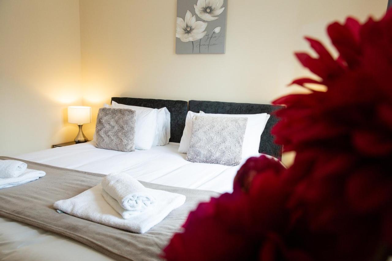 1-Bedroom Apartment With Balcony, ฮอดส์ดัน ภายนอก รูปภาพ
