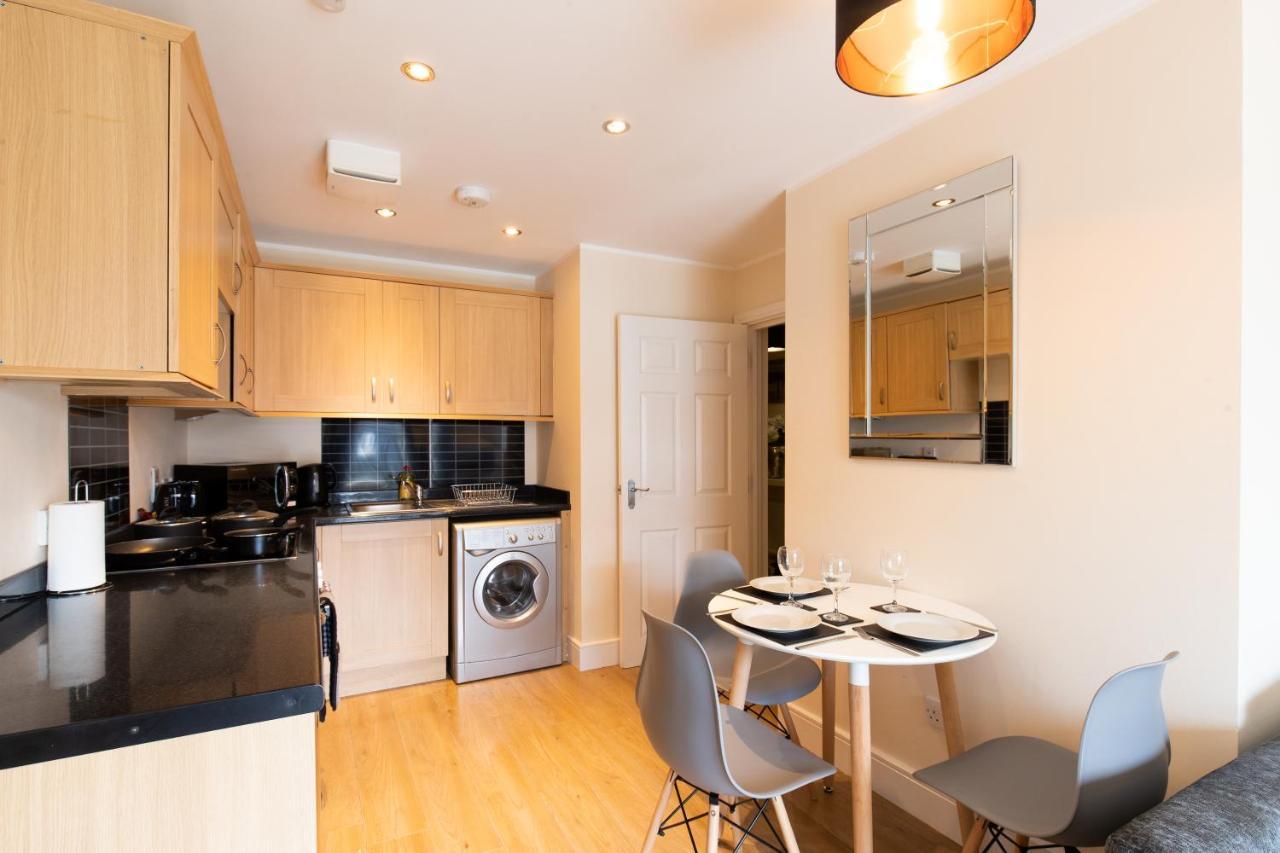 1-Bedroom Apartment With Balcony, ฮอดส์ดัน ภายนอก รูปภาพ