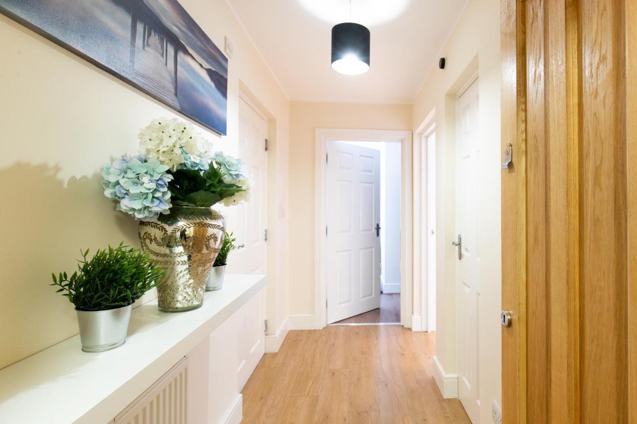 1-Bedroom Apartment With Balcony, ฮอดส์ดัน ภายนอก รูปภาพ