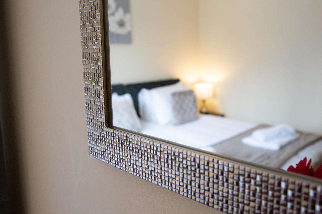 1-Bedroom Apartment With Balcony, ฮอดส์ดัน ภายนอก รูปภาพ